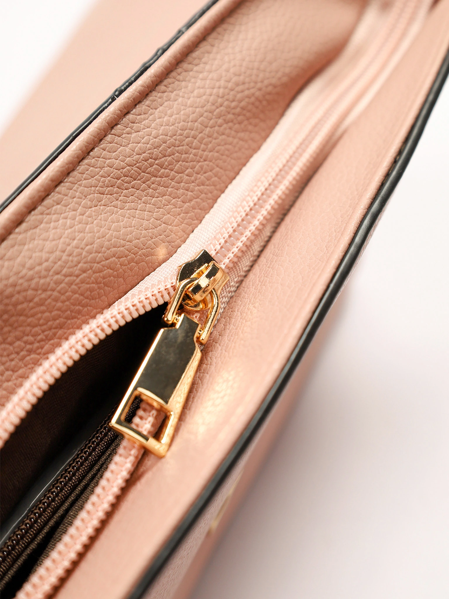 Сумка-кроссбоди с декоративной пряжкой в ассортименте